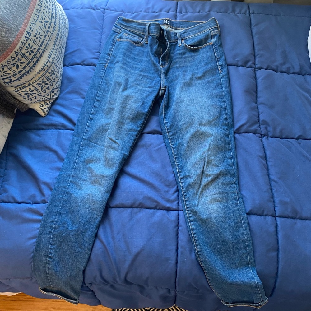Gap medium wash size 27Regular. Curvy true skinny